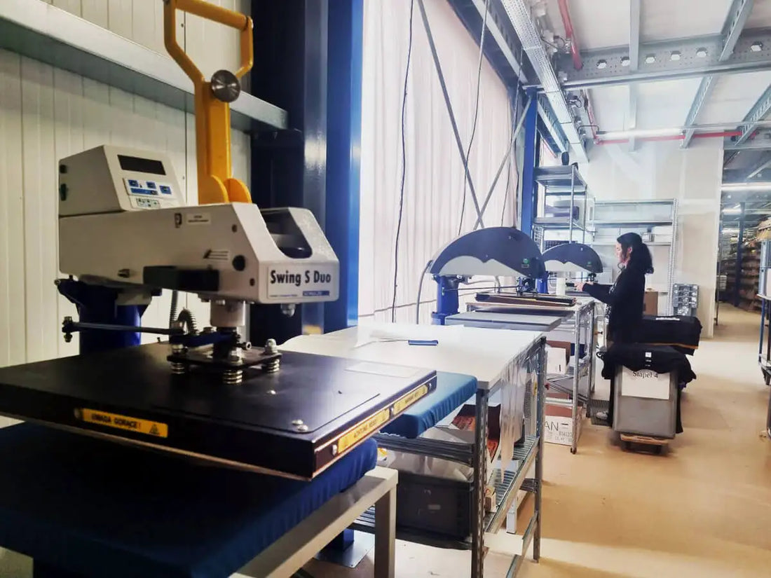 Wit- en blauwe zwaaislag-duo-warmtepersmachine met gele handgreep.