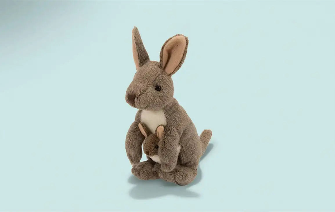Een knuffelkonijn met een grijs lichaam, beige binnenoren en een buikvlek, met een kleiner babykangoeroe in zijn buidel.